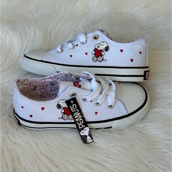 New Toddler Girl's Peanuts Snoopy White Canvas Slip On Shoes Various Sizes NIB - Picture 2 of 11
